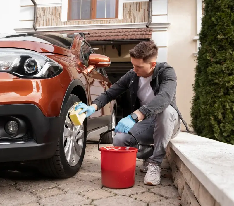 Lavage auto à domicile Ladon : professionnel intervenant sur un véhicule